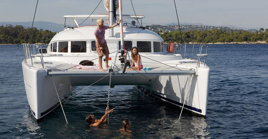 Despedidas de soltera en catamaran en Puerto Banús