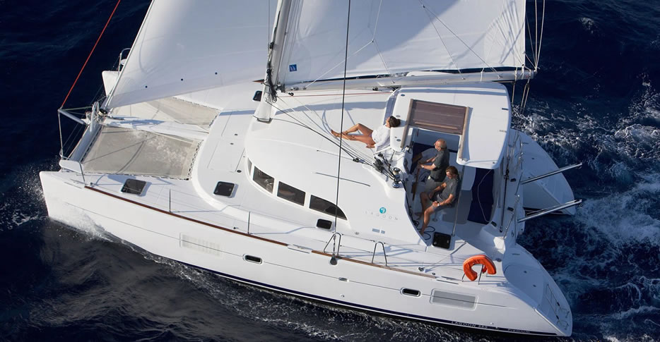 Fiestas para grupos navegando en catamaran privado por Marbella